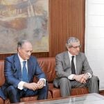 Los responsables de Unicaja y del Banco Ceiss, Braulio Medel y Evaristo del Canto, en el mes de mayo del pasado año, en una reunión celebrada en Valladolid