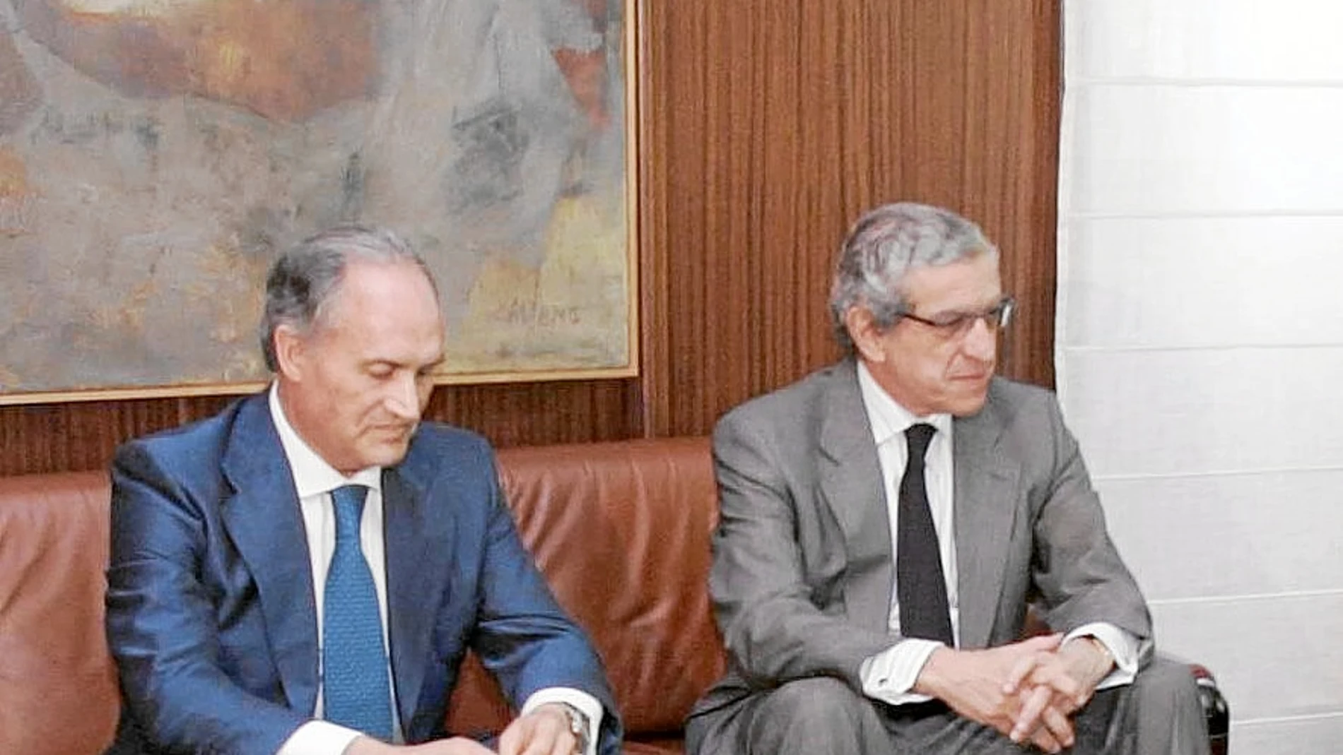 Los responsables de Unicaja y del Banco Ceiss, Braulio Medel y Evaristo del Canto, en el mes de mayo del pasado año, en una reunión celebrada en Valladolid