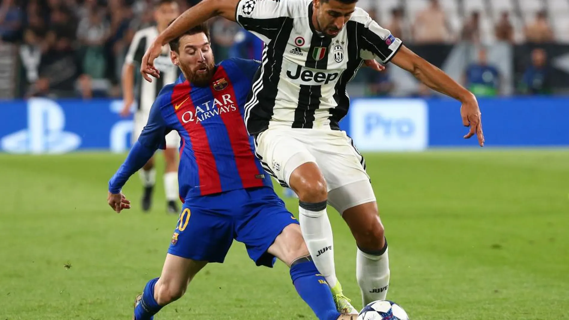 El jugador de la Juventus Sami Khedira y el del Barcelona Lionel Messi