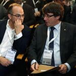 BARCELONA, 18/10/2017.- El presidente de la Generalitat, Carles Puigdemont (i), junto al conseller de la Presidencia Jordi Turull (i), al inicio de la reunión extraordinaria del consell nacional del PDeCAT. EFE/Toni Albir