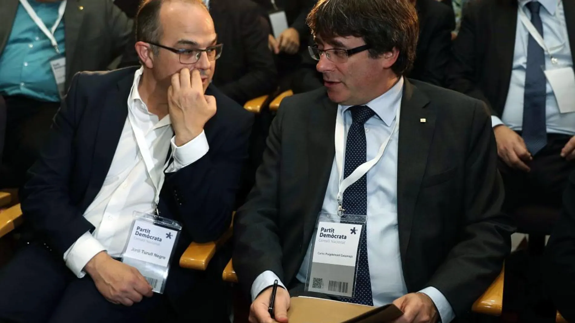 BARCELONA, 18/10/2017.- El presidente de la Generalitat, Carles Puigdemont (i), junto al conseller de la Presidencia Jordi Turull (i), al inicio de la reunión extraordinaria del consell nacional del PDeCAT. EFE/Toni Albir