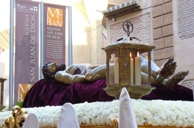 El Cristo Yacente es portado por su hermandad en la primera de las procesiones de la tarde del Sábado Santo en Murcia