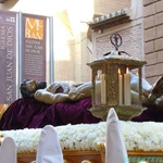 El Cristo Yacente es portado por su hermandad en la primera de las procesiones de la tarde del Sábado Santo en Murcia