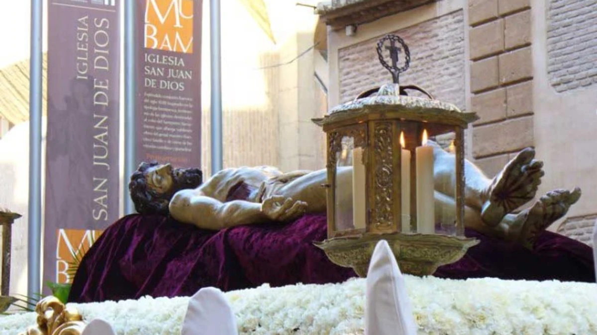 Sábado Santo en la ciudad de Murcia: el Cristo Yacente protagoniza el cortejo procesional del