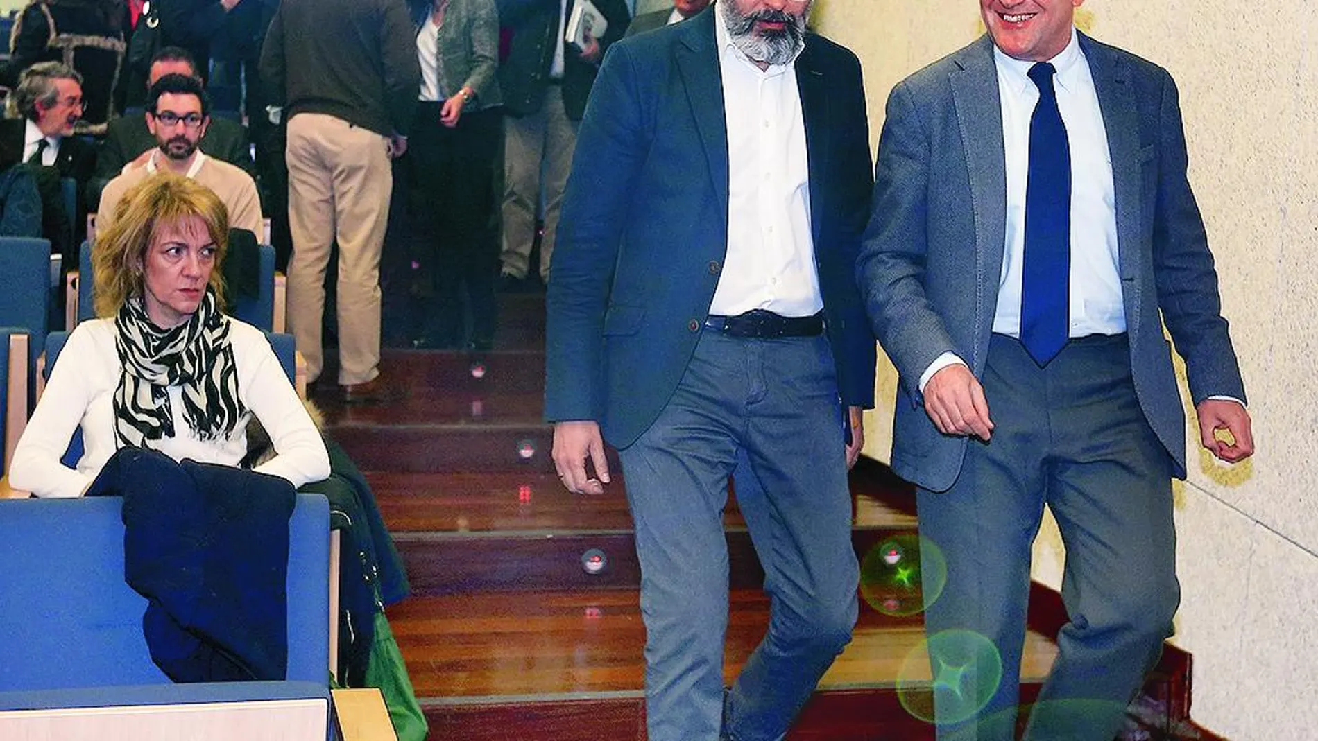 Jesús Julio Carnero llega a la jornada junto con el gerente de la Fundación Democracia y Gobierno Local, José Luis Moreno, ayer en Valladolid