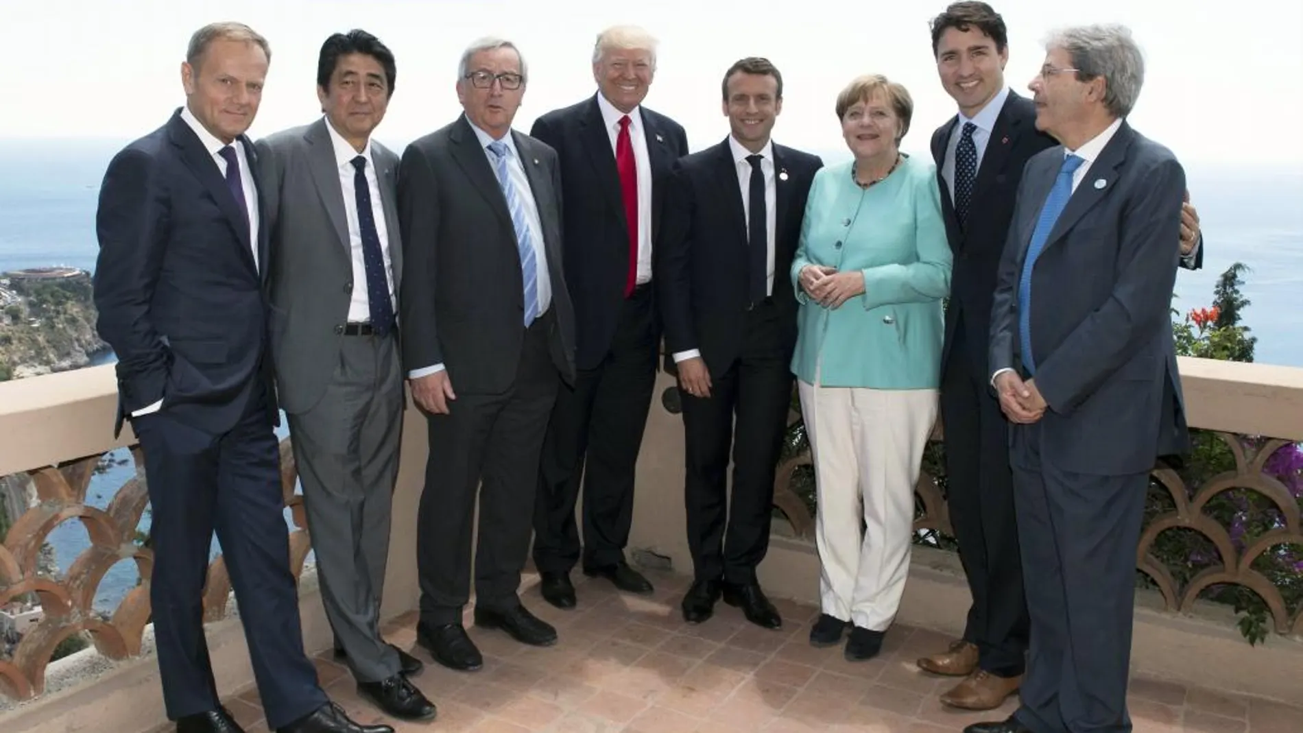 De izquierda a derecha, el presidente del Consejo Europeo, Donald Tusk; el primer ministro japonés Shinzo Abe; el presidente de la Comisión Europea, Jean-Claude Juncker, el presidente de EE UU, Donald Trump, el presidente galo Emmanuel Macron, la canciller alemana Angela Merkel; el primer ministro de Canada, Justin Trudeau, y el primer ministro italiano Paolo Gentilon