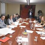 La vicepresidenta y consejera de Empleo, Rosa Valdeón, preside la última reunión de la Mesa del Autónomo