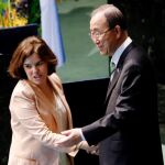 La vicepresidenta del Gobierno en funciones, Soraya Sáenz de Santamaría, saluda al secretario general de Naciones Unidas, Ban Ki-moon, tras la firma del Acuerdo de París
