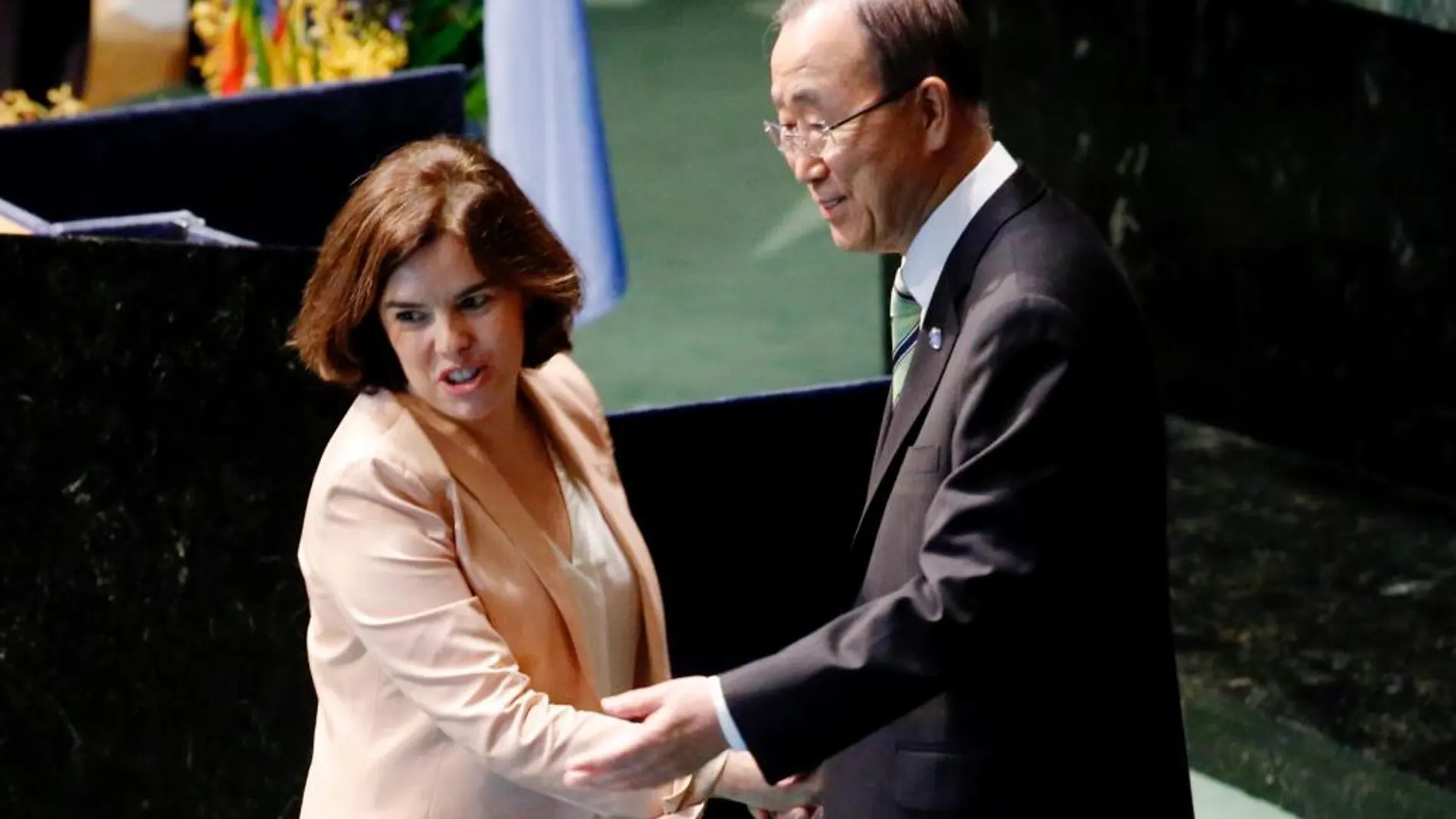 La vicepresidenta del Gobierno en funciones, Soraya Sáenz de Santamaría, saluda al secretario general de Naciones Unidas, Ban Ki-moon, tras la firma del Acuerdo de París