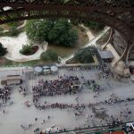 Largas colas para acceder al monumento parisino / Reuters