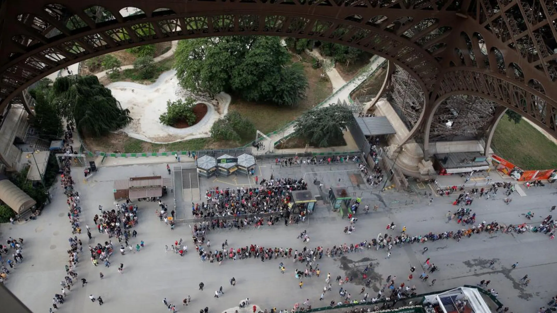 Largas colas para acceder al monumento parisino / Reuters