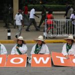 Varios activistas y agricultores de distintos países de Asia y África participan en una manifestación para pedir la protección de los agricultores en los países en vías de desarrollo a la Organización Mundial del Comercio (OMC)