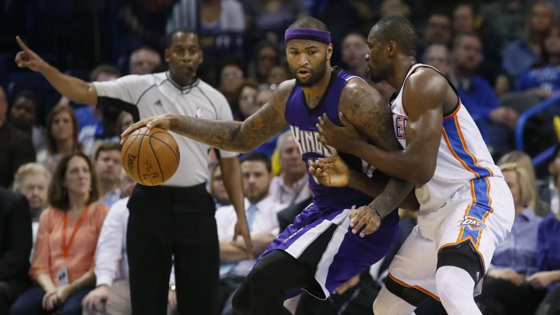 Serge Ibaka, a la derecha, durante el encuentro ante Sacramento Kings.