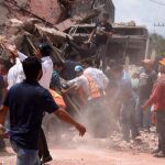 Rescatistas trabajan entre los escombros de los edificios colapsados en Cuernavaca, Morelos (México) .