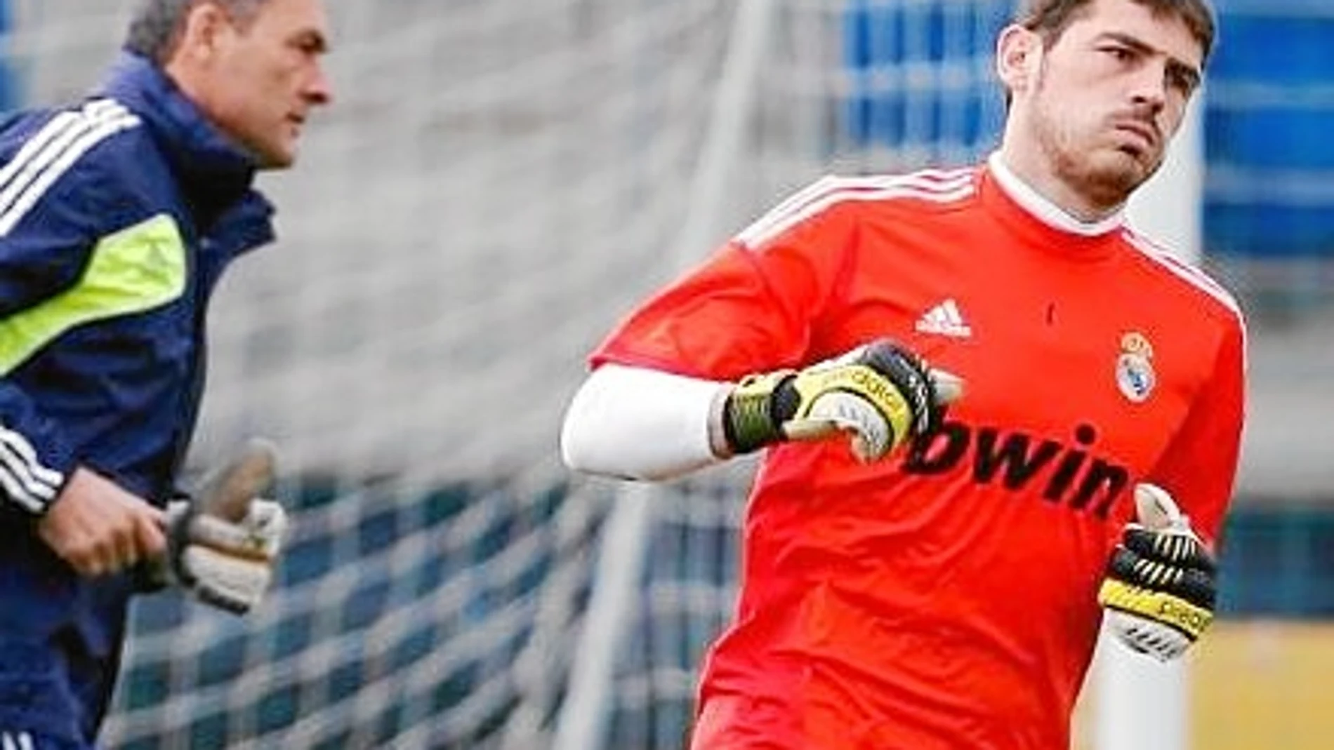 Casillas, durante el entrenamiento de ayer, con Silvino al fondo