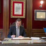 El presidente firmó ayer en el Ayuntamiento de Béjar la petición de un dictamen urgente al Consejo de Estado