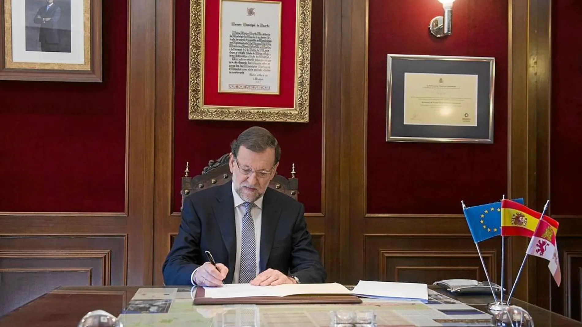 El presidente firmó ayer en el Ayuntamiento de Béjar la petición de un dictamen urgente al Consejo de Estado