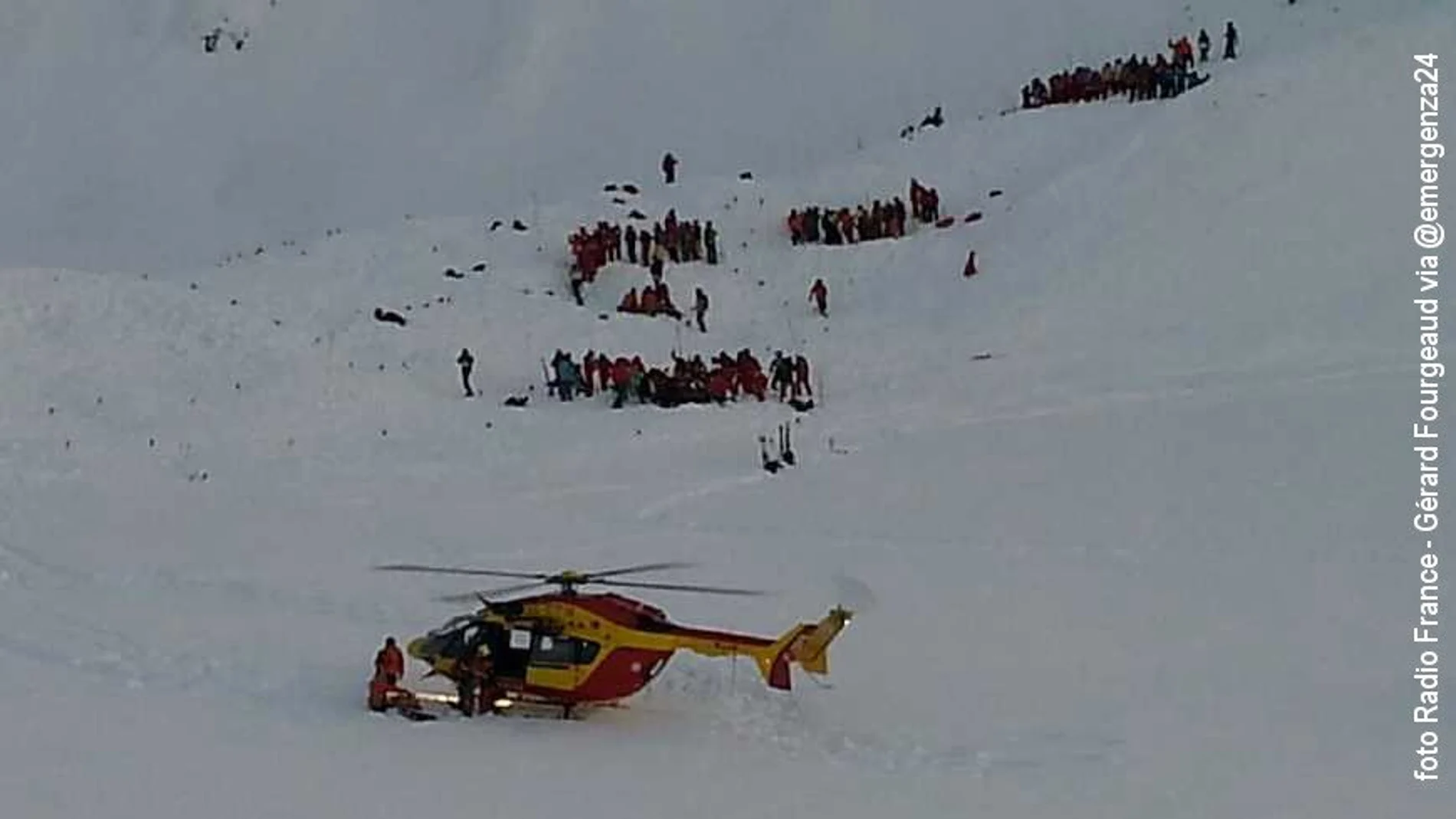 Imagen del rescate tras la avalancha en los Alpes.