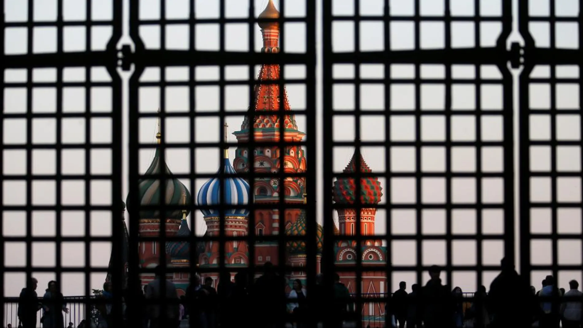 Catedral de San Basilio, visto a través de una reja, en la Plaza Roja de Moscú
