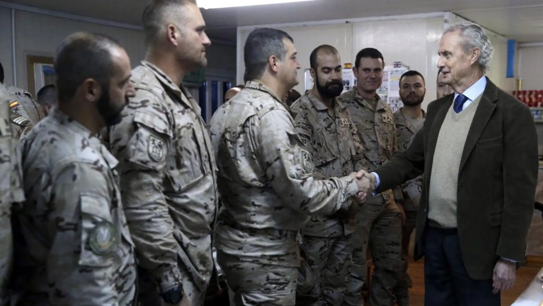 El ministro de Defensa de España, Pedro Morenés (d) visita a tropas españolas en la base "Gran Capitán"de Besmayah