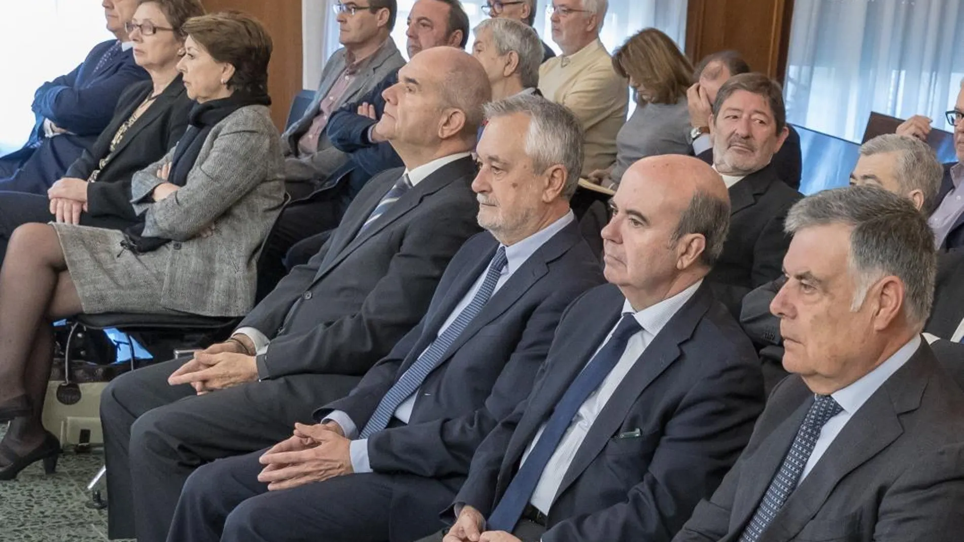 Los ex presidentes Manuel Chaves (4d) y José Antonio Griñán (3d) y los ex consejeros Gaspar Zarrías (2d) y José Antonio Viera (d), junto a los 22 ex altos cargos de la Junta de Andalucía