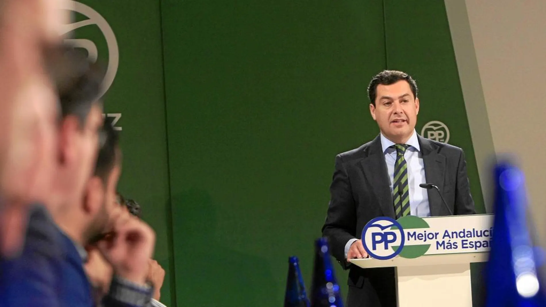El presidente del PP-A, Juanma Moreno, se reunió ayer en Sevilla con la Federación de Empresarios de Hostelería