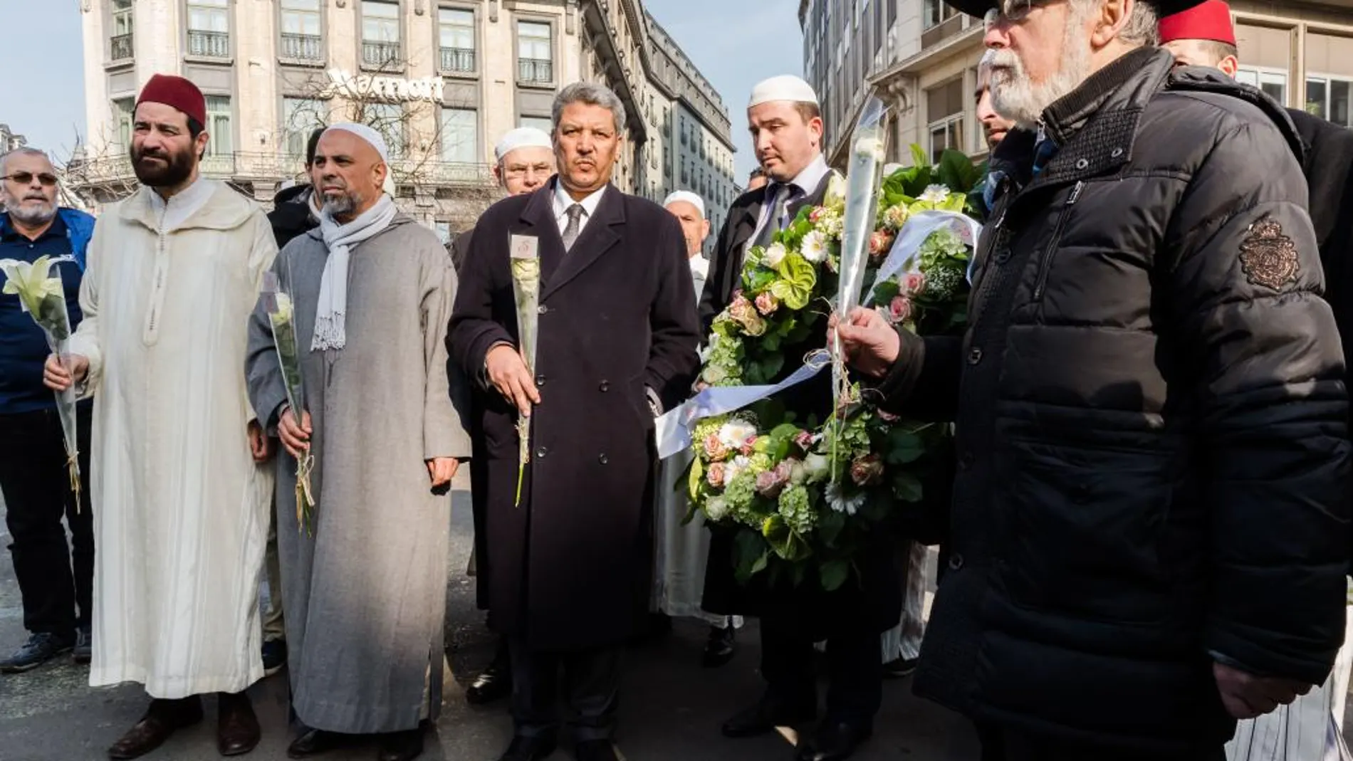 El presidente de la asociación oficial de los musulmanes en Bélgica, Salah Echallaoui, y al gran rabino de Bruselas, Albert Guigui, junto a otros religiosos en el homenaje