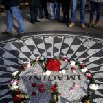 Admiradores de Lennon, en el espacio que le recuerda en el Central Park de Nueva York