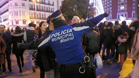 Los agentes encargados de controlar el acceso –sólo de salida o sólo de entrada– a Preciados y Sol no daban abasto