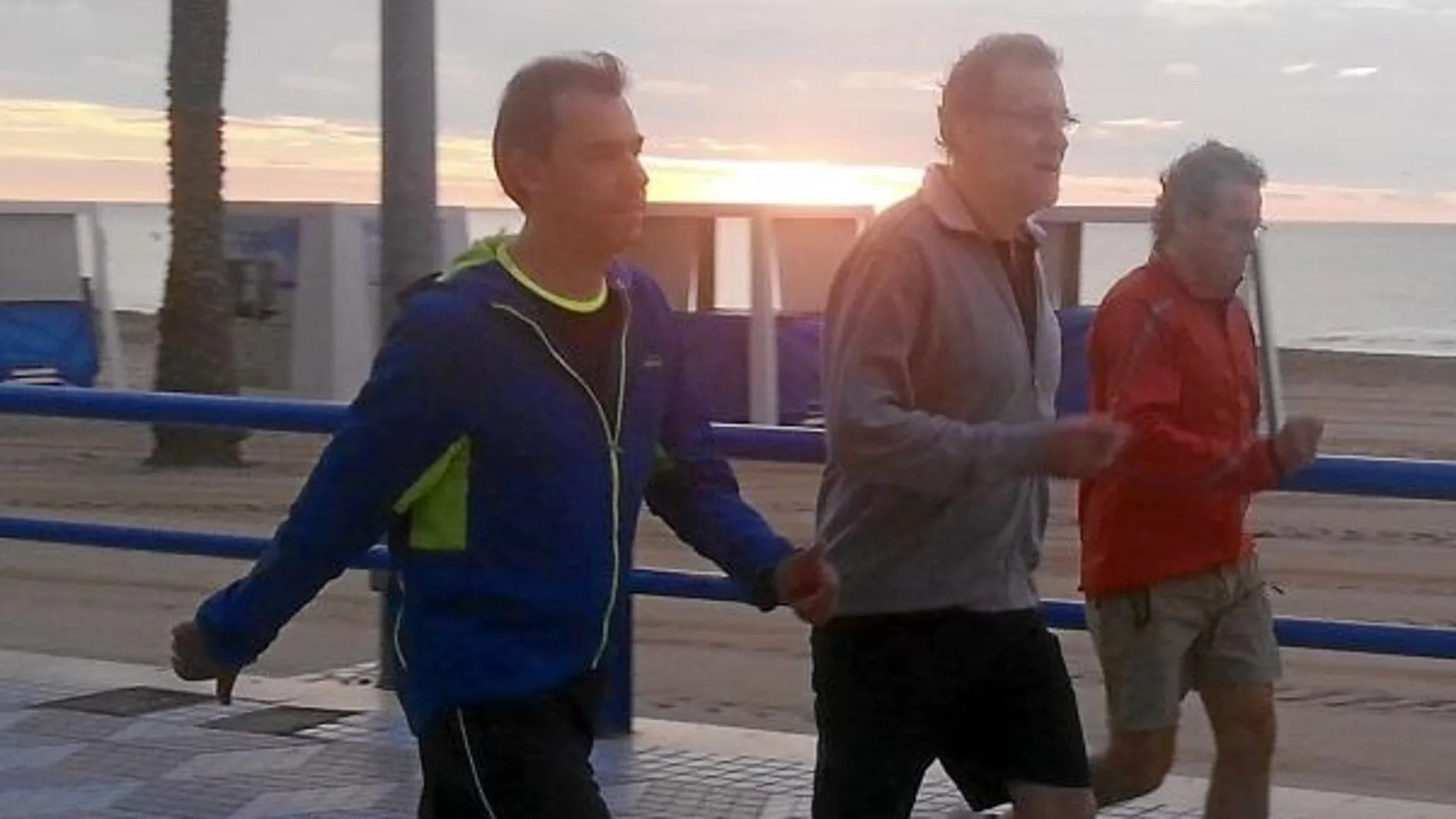Rajoy salió ayer a correr con su equipo antes del acto que el partido tenía en Alicante