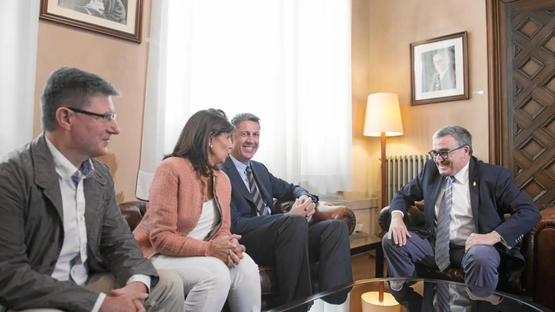 El líder del PPC, Xavier García Albiol (2d), en el Ayuntamiento de Lleida, junto al alcalde Àngel Ros.