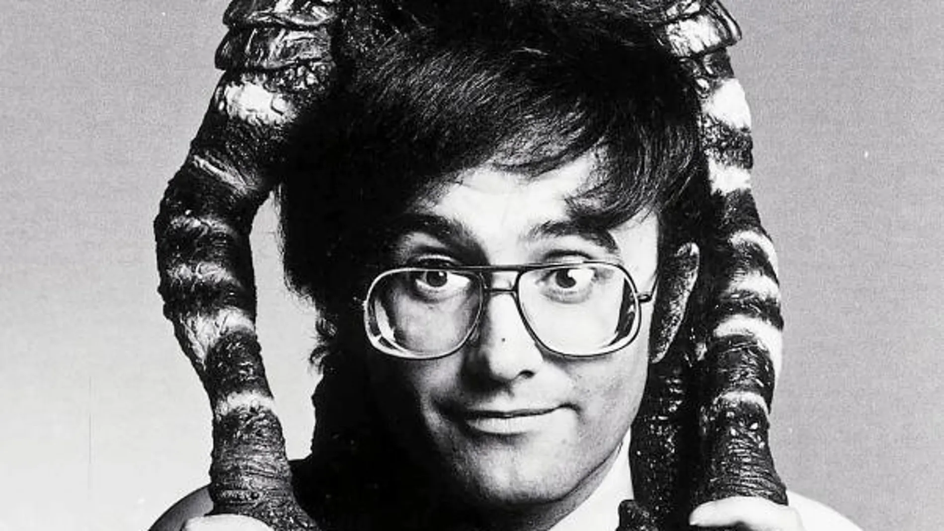 El director de «Gremlins» fotografiado en 1984, cuando se estrenó la primera de las películas de la saga