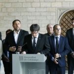 Carles Puigdemont, y Oriol Junqueras, durante la declaración institucional que ha realizado en la galería gótica del Palau