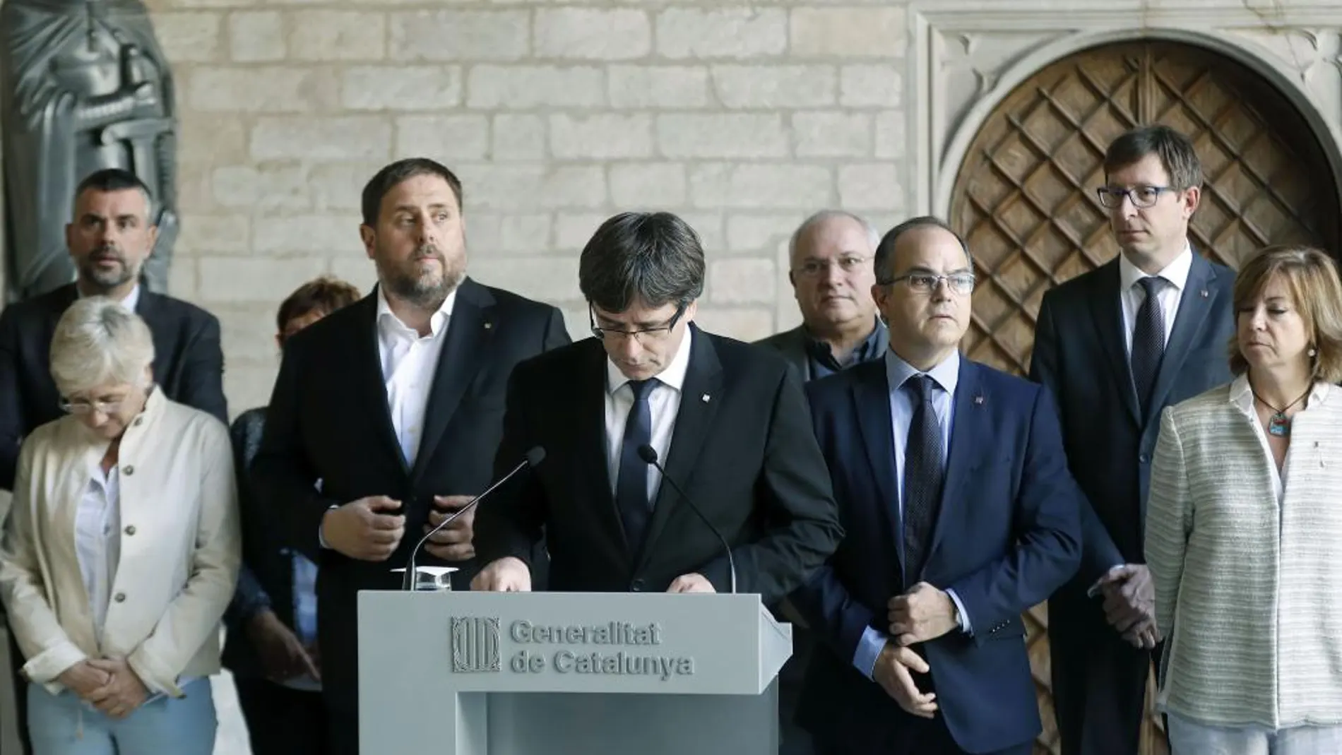 Carles Puigdemont, y Oriol Junqueras, durante la declaración institucional que ha realizado en la galería gótica del Palau