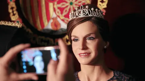 La escultura luce una reproducción de la tiara «Ansorena», que el Rey regaló a Doña Letizia por su 5º aniversario