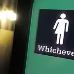 Trump revoca la ley que permitía elegir baño a los transexuales