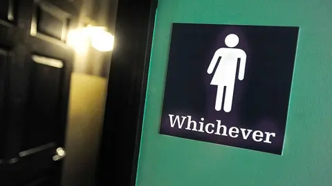 Trump revoca la ley que permitía elegir baño a los transexuales