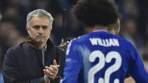 Jose Mourinho aplaude a Willian al ser sustituido