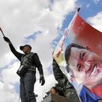 Un seguidor de Chávez ondea una bandera de Venezuela frente al hospital militar de Caracas en el que está ingresado
