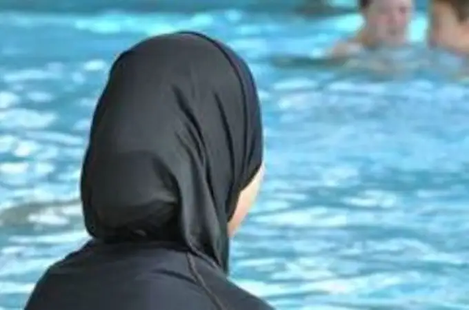 Grenoble autoriza el «burkini» de las musulmanas en las piscinas