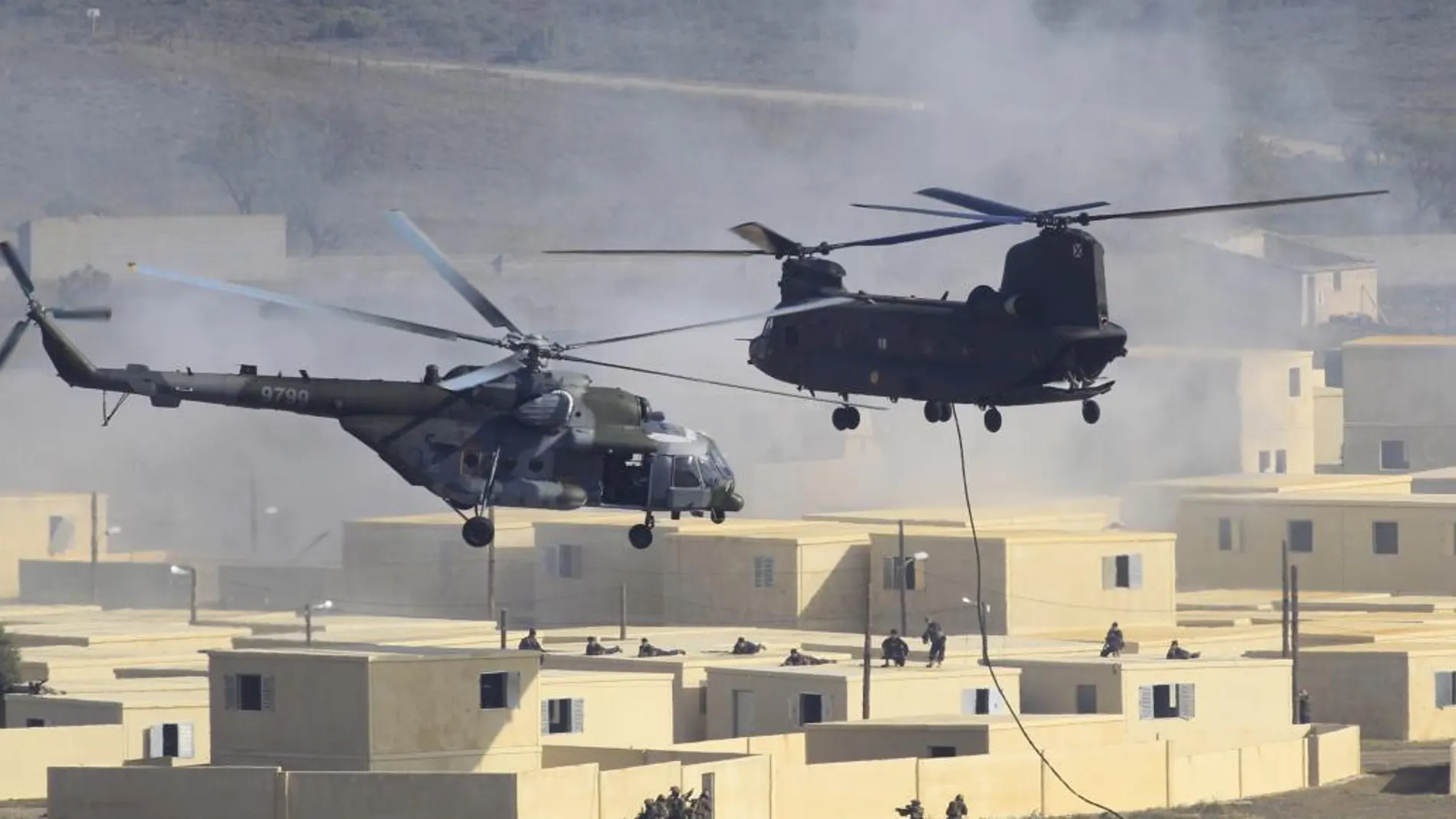 Dos helicópteros MI 171 (i) y Chinook (d) durante el ejercicio Trident Juncture 2015 que la OTAN ha desarrollado en el campo de maniobras de San Gregorio, en Zaragoza.