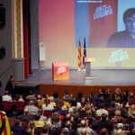Imagen del acto de campaña de ayer en Mollerussa de JxCat, con Puigdemont interviniendo por videoconferencia.