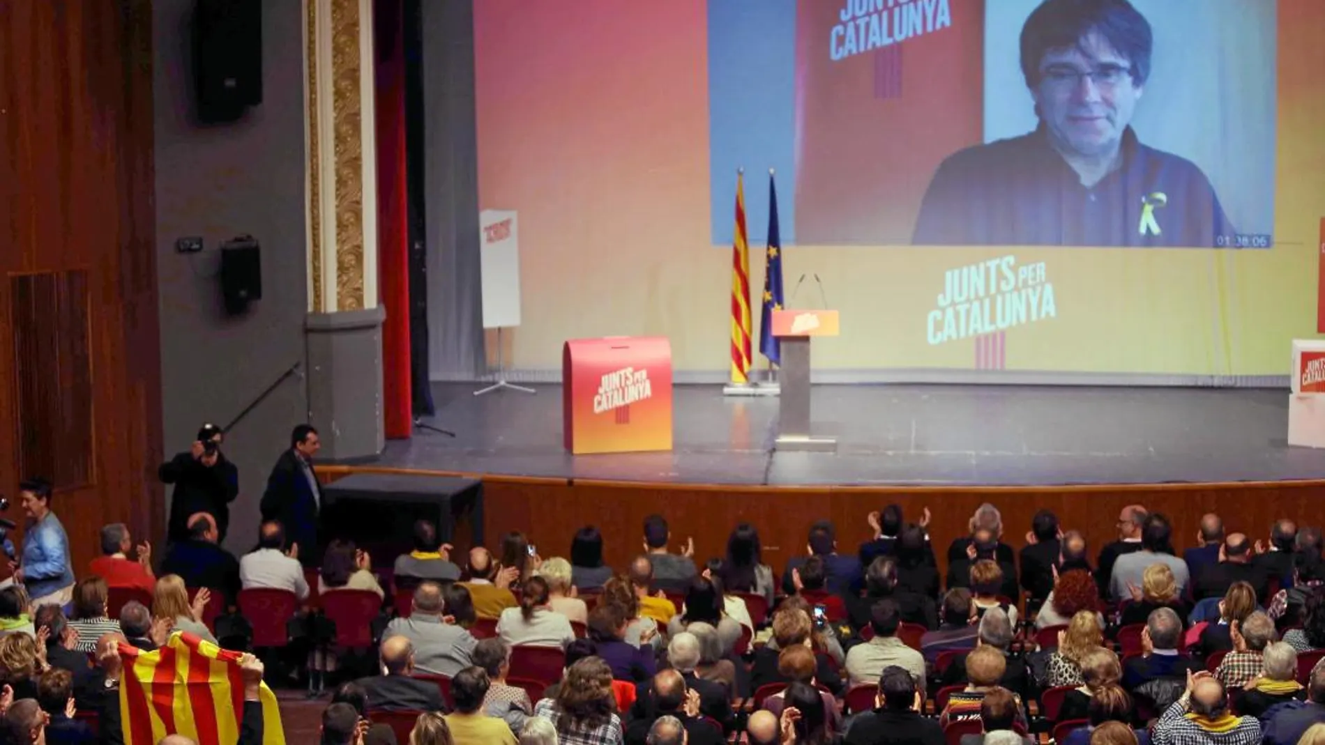 Imagen del acto de campaña de ayer en Mollerussa de JxCat, con Puigdemont interviniendo por videoconferencia.