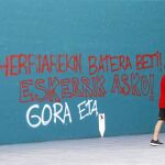 El frontón de Hernani (Guipuzcoa) con pintadas de agradecimiento a ETA y la frase «La lucha de ayer, de hoy y mañana»