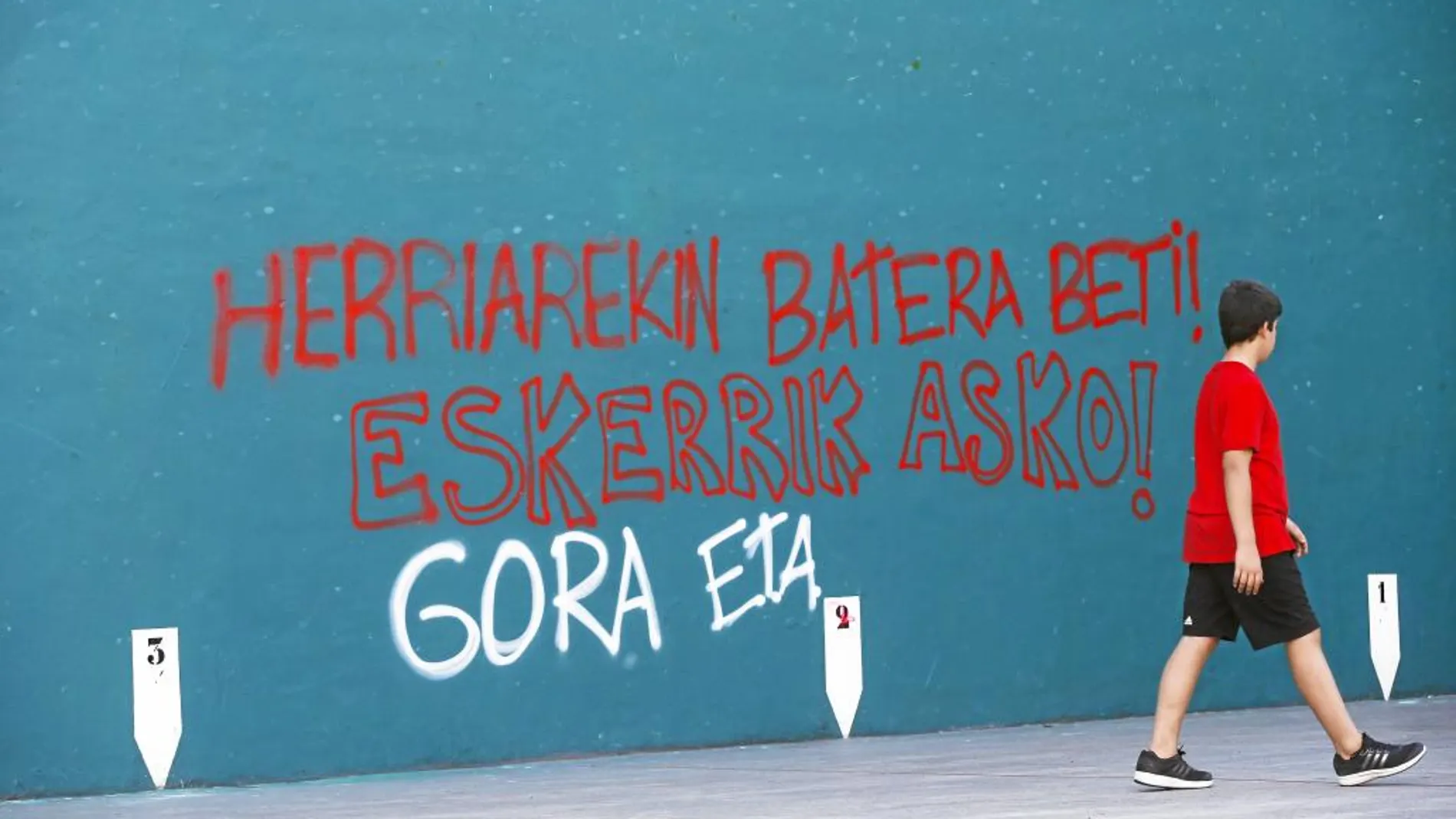 El frontón de Hernani (Guipuzcoa) con pintadas de agradecimiento a ETA y la frase «La lucha de ayer, de hoy y mañana»