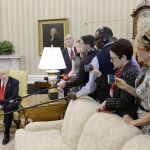 Donald J. Trump rodeado de prensa durante su encuentro con el presidente de Perú, Pedro Pablo Kuczynski, ayer en la Casa Blanca