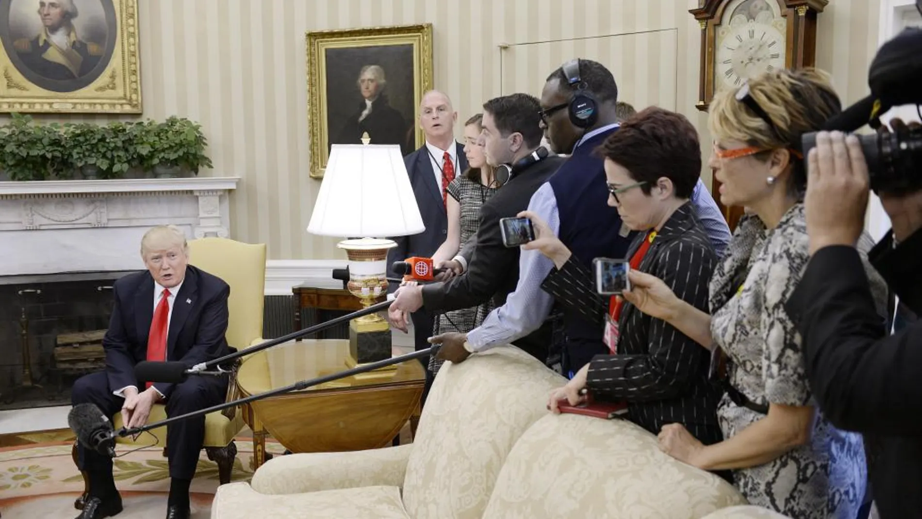 Donald J. Trump rodeado de prensa durante su encuentro con el presidente de Perú, Pedro Pablo Kuczynski, ayer en la Casa Blanca