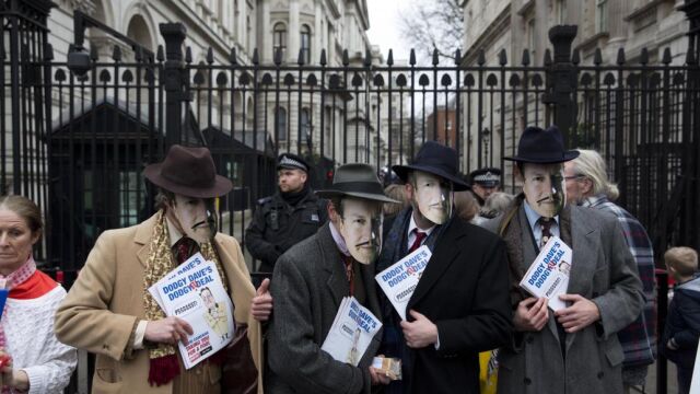 Representantes de un partido contrario a la UE se manifiestan disfrazados de Cameron en Londres