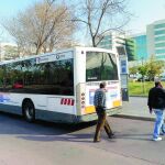 Un autobús de Metrorbital que da servicio al hospital La Fe de Valencia
