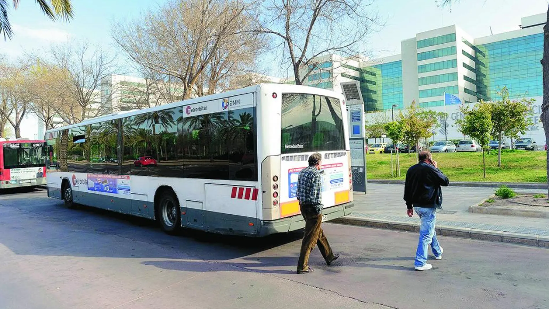 Un autobús de Metrorbital que da servicio al hospital La Fe de Valencia